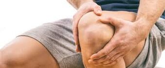 Hondro Sol Spray wird auf Problemzonen aufgetragen.